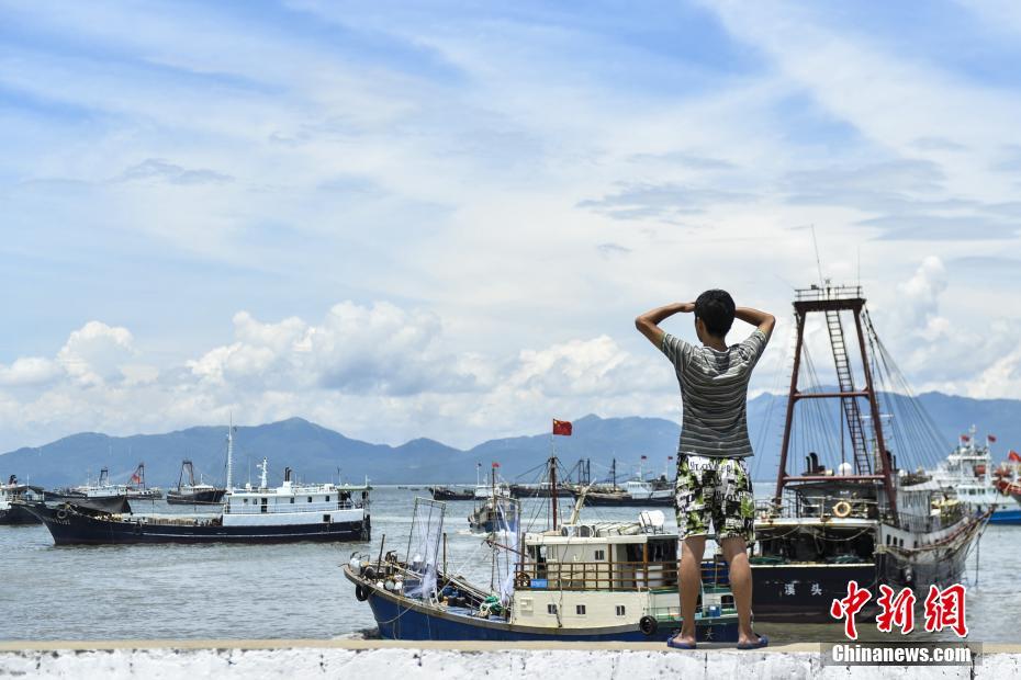 Pescadores preparam barcos para época de pesca no Mar do Sul da China