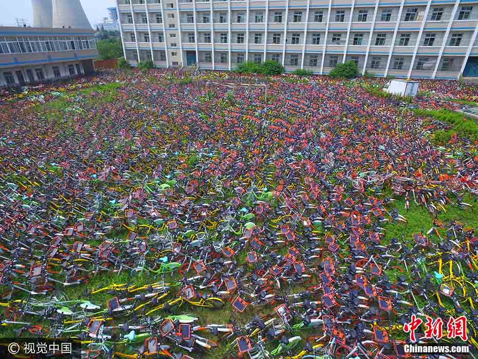 Dezenas de milhares de bicicletas compartilhadas estacionadas em campus abandonado em Hefei