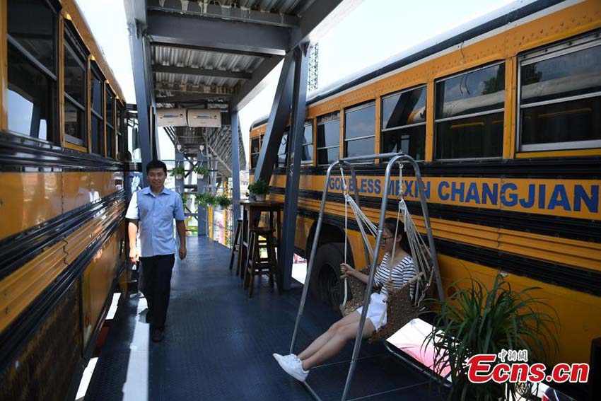 Autocarro escolar convertido em albergue atrai visitantes em Chongqing