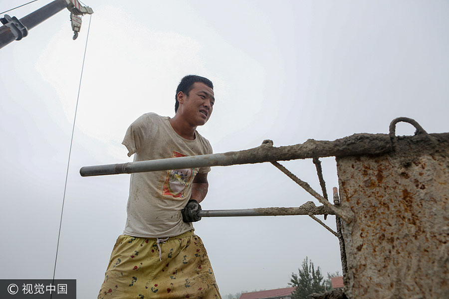 Trabalhador da construção civil com apenas um braço vira sensação na internet
