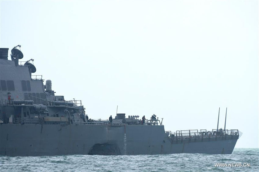 Colisão do contratorpedeiro dos EUA com navio de carga suscita preocupações de segurança