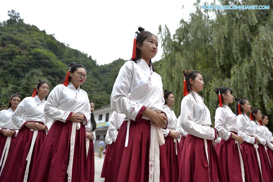 Garotas participam de cerimônia que celebra a chegada da idade adulta em Hebei