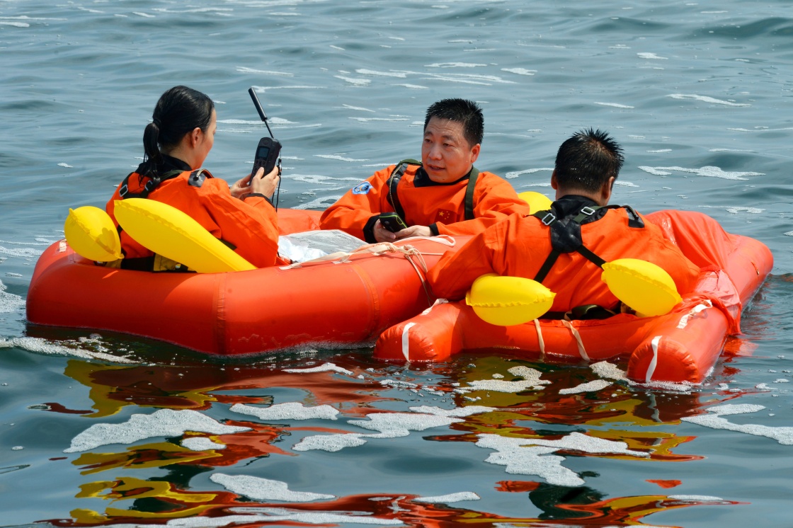 Astronautas chineses e europeus realizam treinamento de sobrevivência no mar