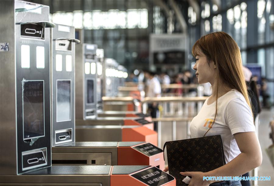 Dispositivos de reconhecimento facial são instalados na estação ferroviária de Wuhan