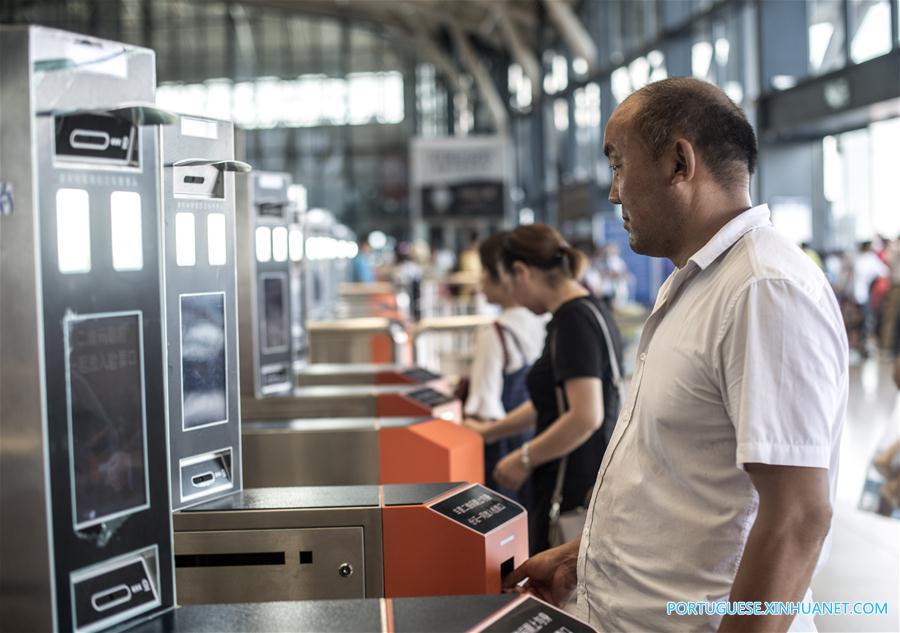 Dispositivos de reconhecimento facial são instalados na estação ferroviária de Wuhan