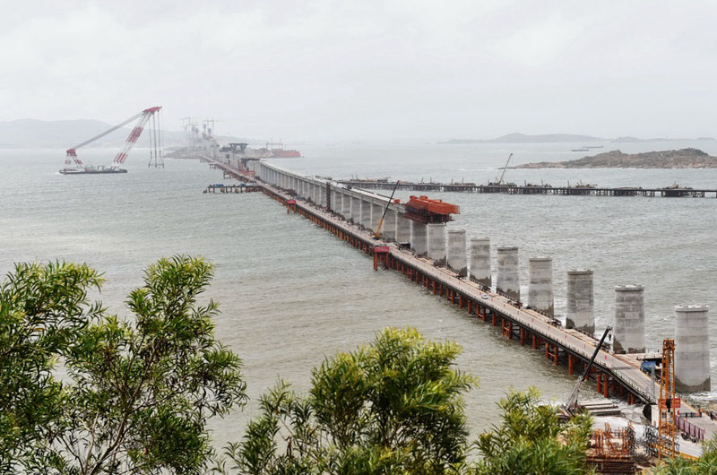 Primeiras vigas de aço instaladas na ponte rodoferroviária sobre Estreito Pingtan