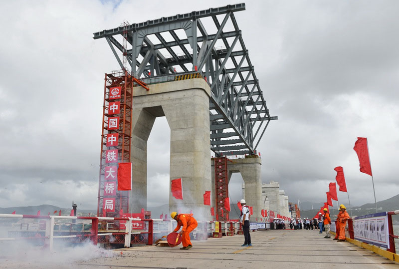 Primeiras vigas de aço instaladas na ponte rodoferroviária sobre Estreito Pingtan