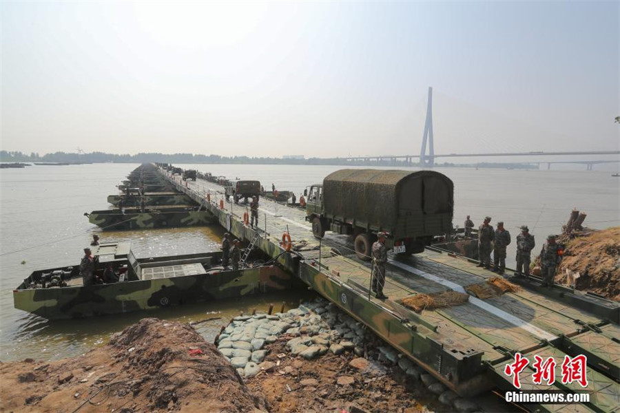 Soldados chineses constroem ponte flutuante de 900 metros de comprimento em 27 minutos