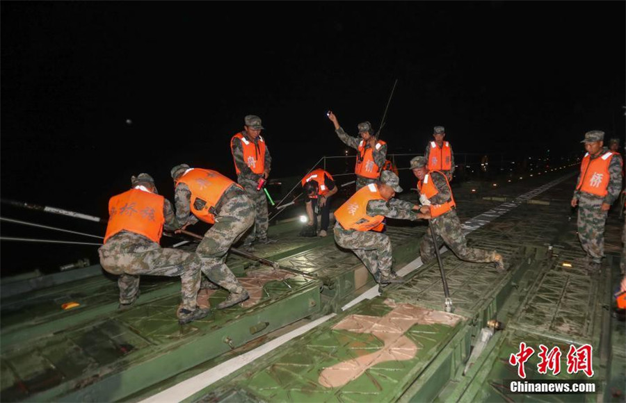 Soldados chineses constroem ponte flutuante de 900 metros de comprimento em 27 minutos