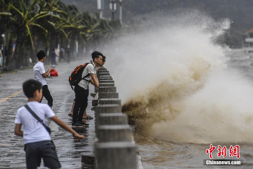Tufão mais forte do ano provoca mortos e feridos no sul da China
