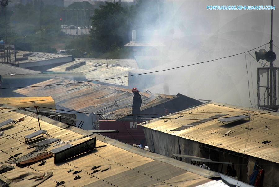 Fogo em mercado destrói centenas de lojas em Islamabad, no Paquistão
