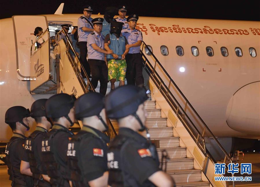 Repatriados do Camboja 122 chineses suspeitos de golpes pelo telefone