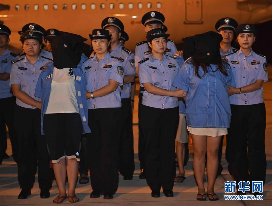 Repatriados do Camboja 122 chineses suspeitos de golpes pelo telefone