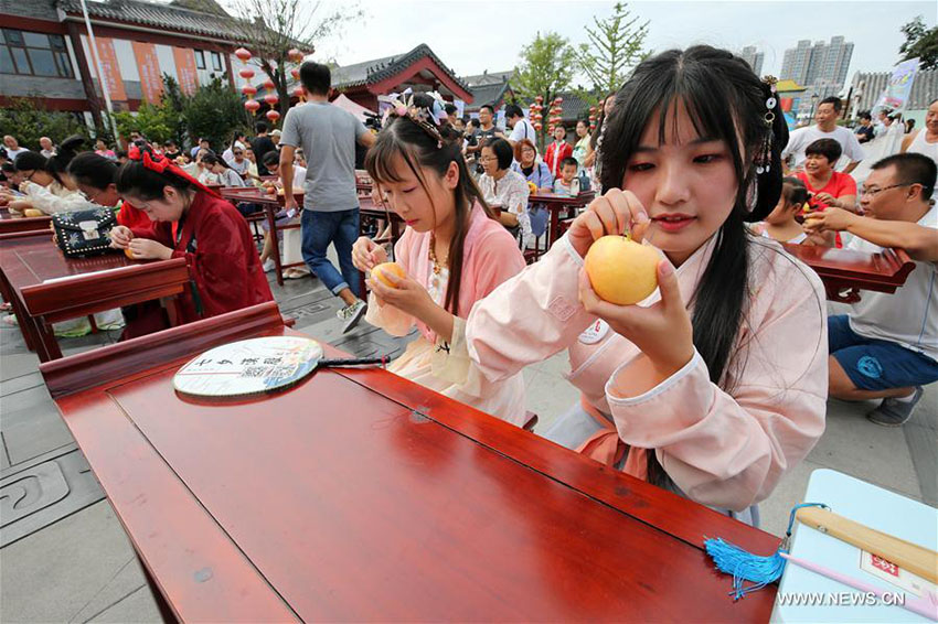 Entusiastas do vestido tradicional da etnia Han celebram Festival Qixi