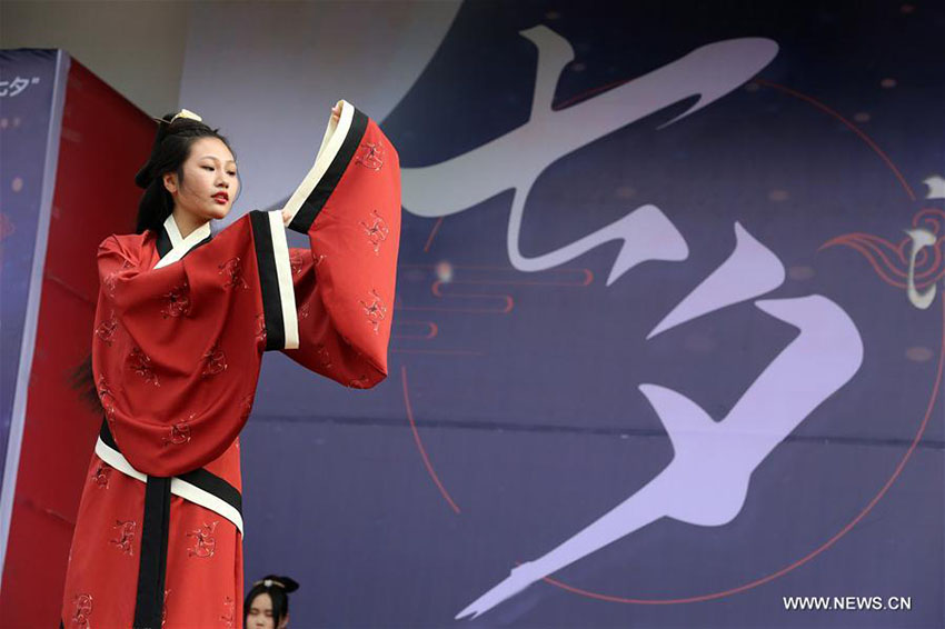 Entusiastas do vestido tradicional da etnia Han celebram Festival Qixi
