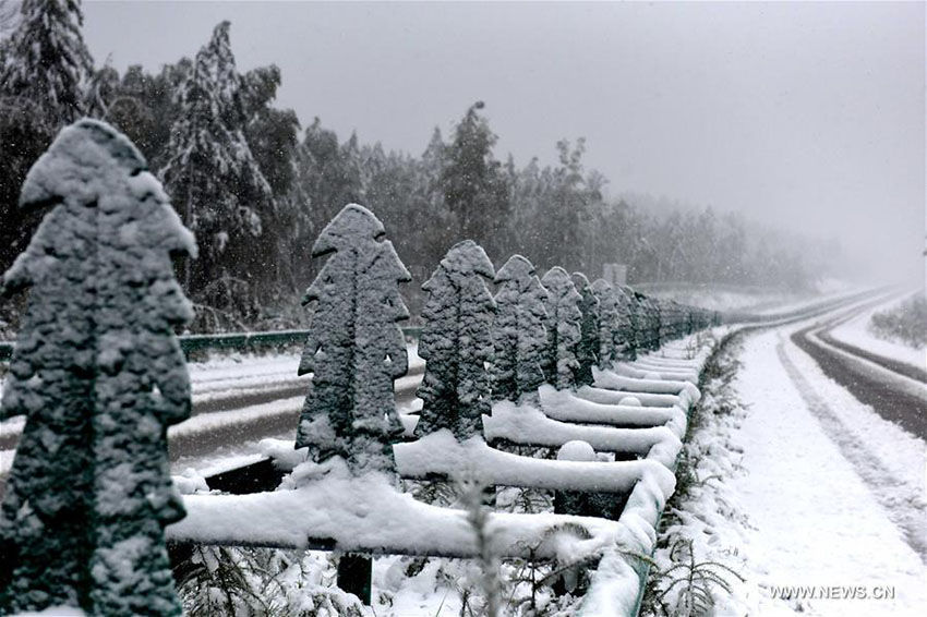 Aldeia no extremo norte da China recebe primeira queda de neve outonal