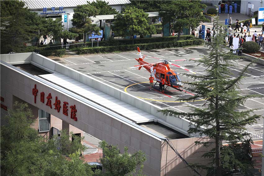 Hospital em Beijing inaugura edifício de estacionamento automóvel com heliporto