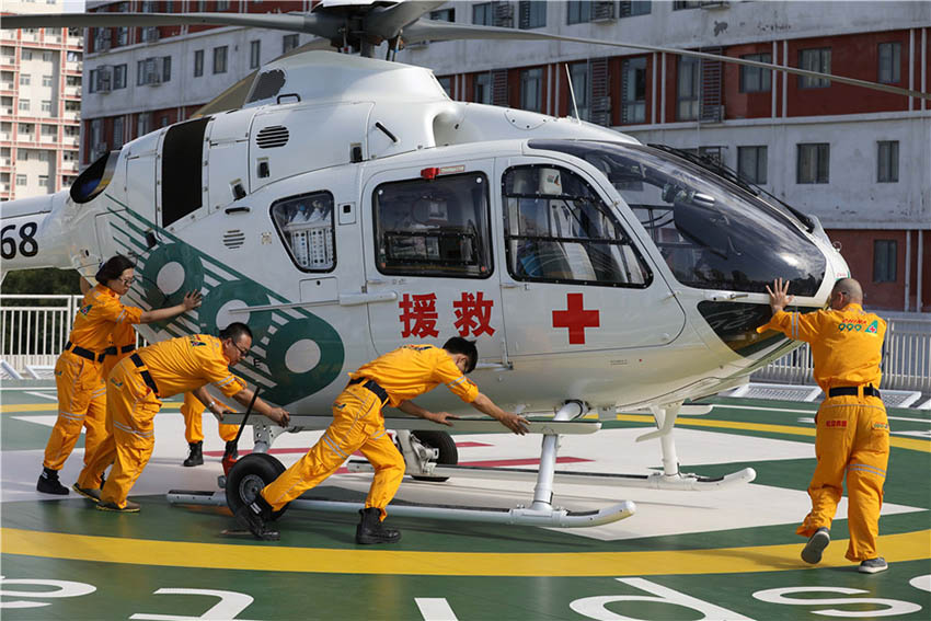 Hospital em Beijing inaugura edifício de estacionamento automóvel com heliporto