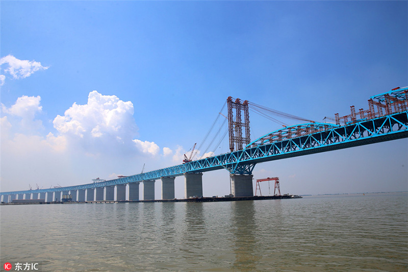 Panorama aéreo da construção da Ponte Hutong sobre o Rio Yangtzé