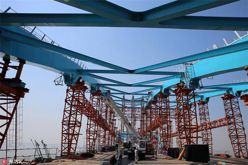 Panorama aéreo da construção da Ponte Hutong sobre o Rio Yangtzé