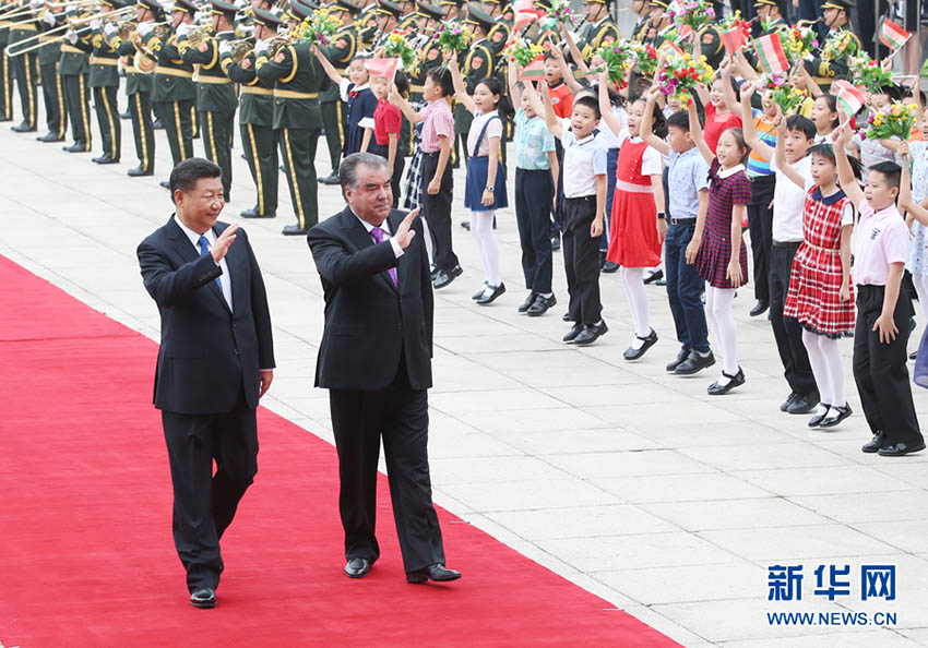 Xi Jinping se encontra com seu colega do Tajiquistão
