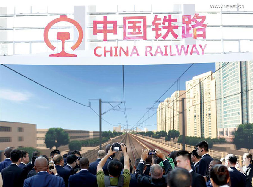 Ferrovia de alta velocidade chinesa atrai visitantes na Exposição China-Países Árabes