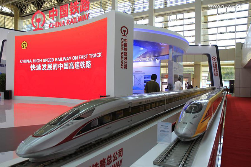 Ferrovia de alta velocidade chinesa atrai visitantes na Exposição China-Países Árabes