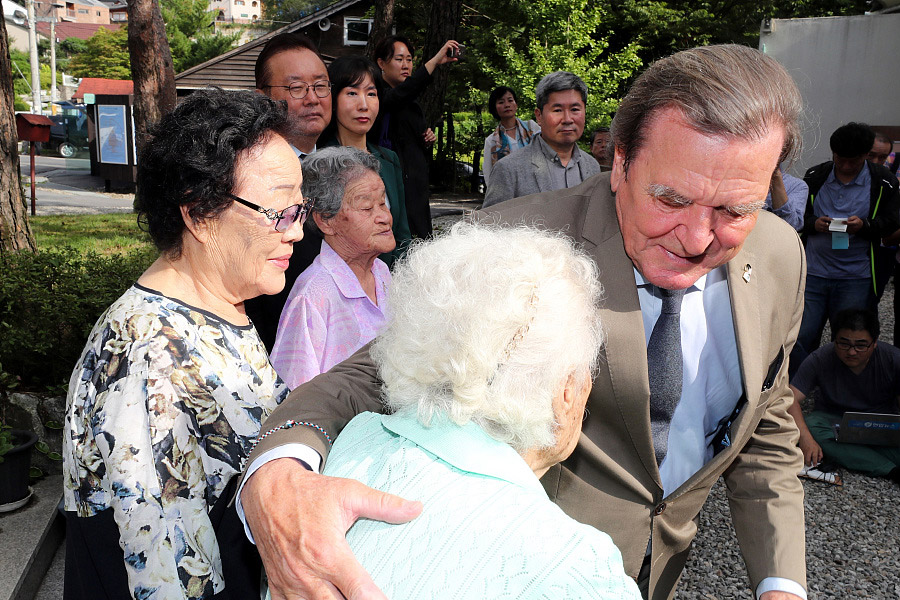 Ex-chanceler da Alemanha visita “mulheres de conforto”,deixando aviso ao Japão