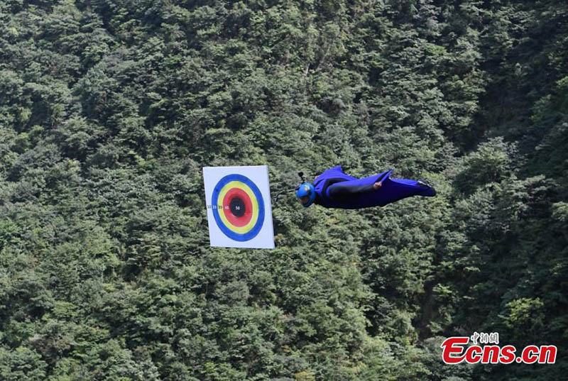 Brasileiro vence Campeonato Mundial de Wingsuit na Montanha Tianmen