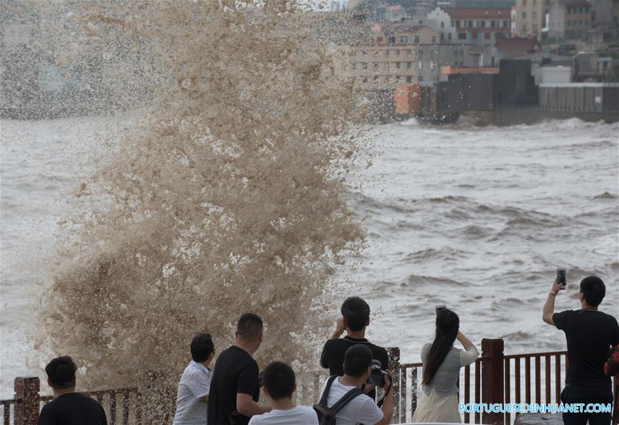 Tufão Talim traz ondas gigantes à província de Zhejiang