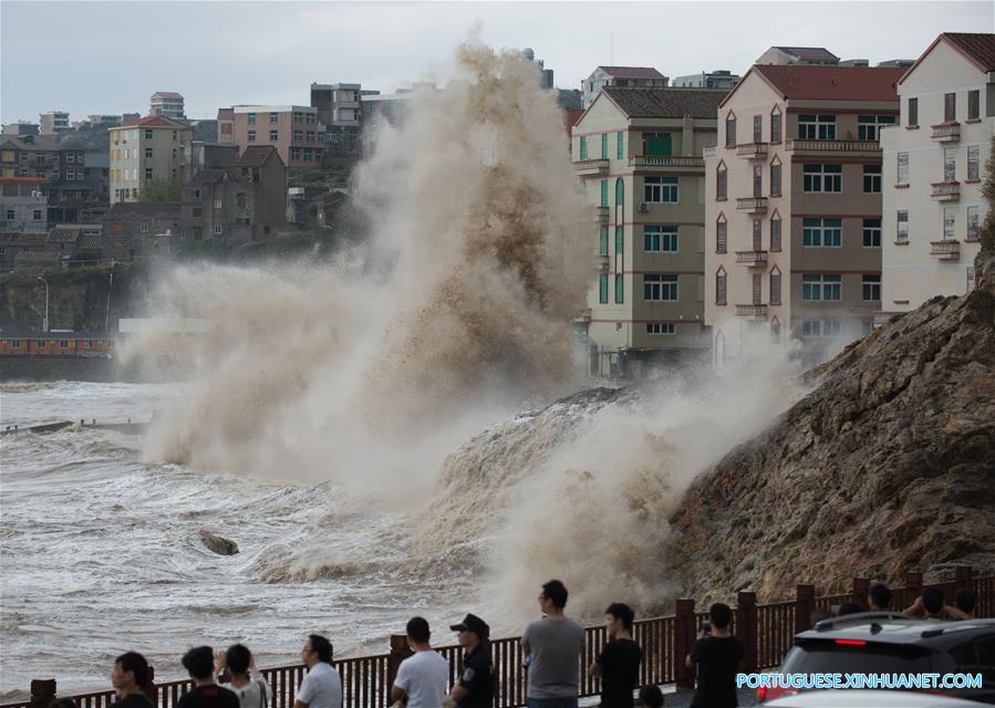 Tufão Talim traz ondas gigantes à província de Zhejiang
