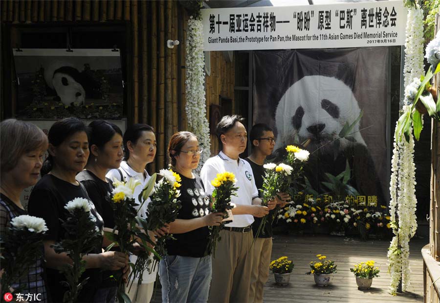 Visitantes prestam homenagem ao panda mais velho do mundo