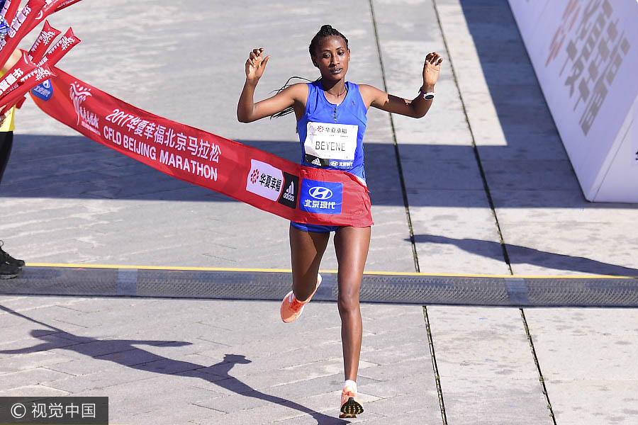 Corredores competem durante Maratona de Beijing 2017