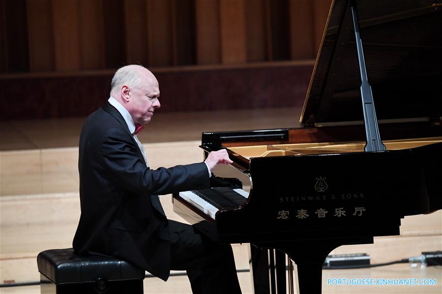 O pianista russo Andrei Diev se apresenta em um concerto de piano do Festival Cultural do BRICS em Xiamen, província de Fujian, no leste da China, em 17 de setembro de 2017. (Xinhua/Lin Shanchuan) 