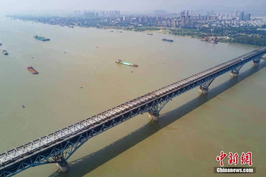 Ponte sobre rio Yangtze inicia período de manutenção