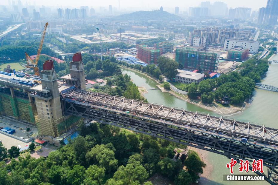 Ponte sobre rio Yangtze inicia período de manutenção