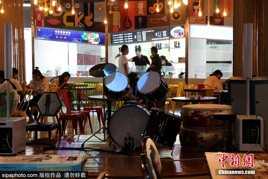 Restaurante temático é inaugurado na universidade em Zhengzhou