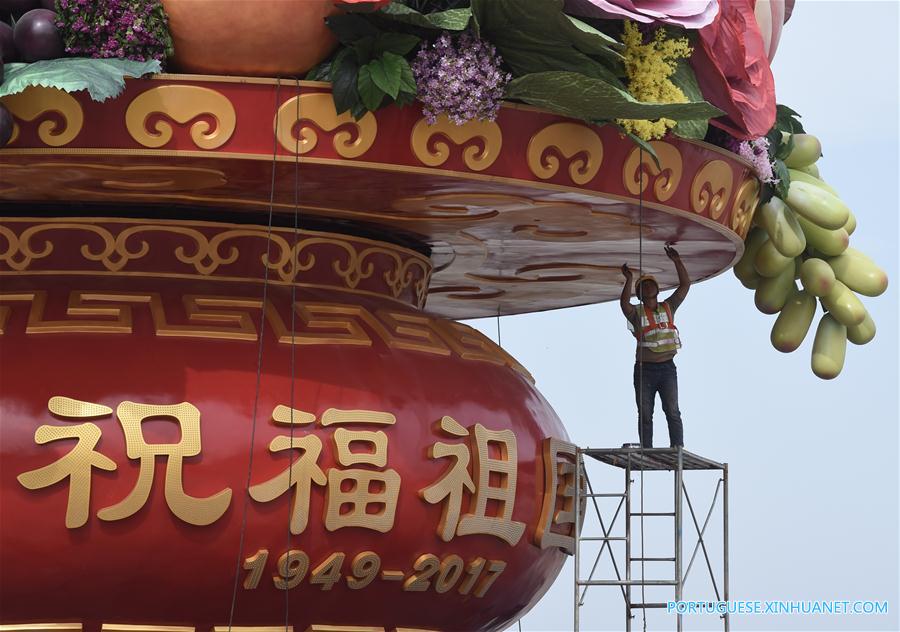 Trabalhadores instalam grande canteiro de flores na Praça Tiananmen em Beijing