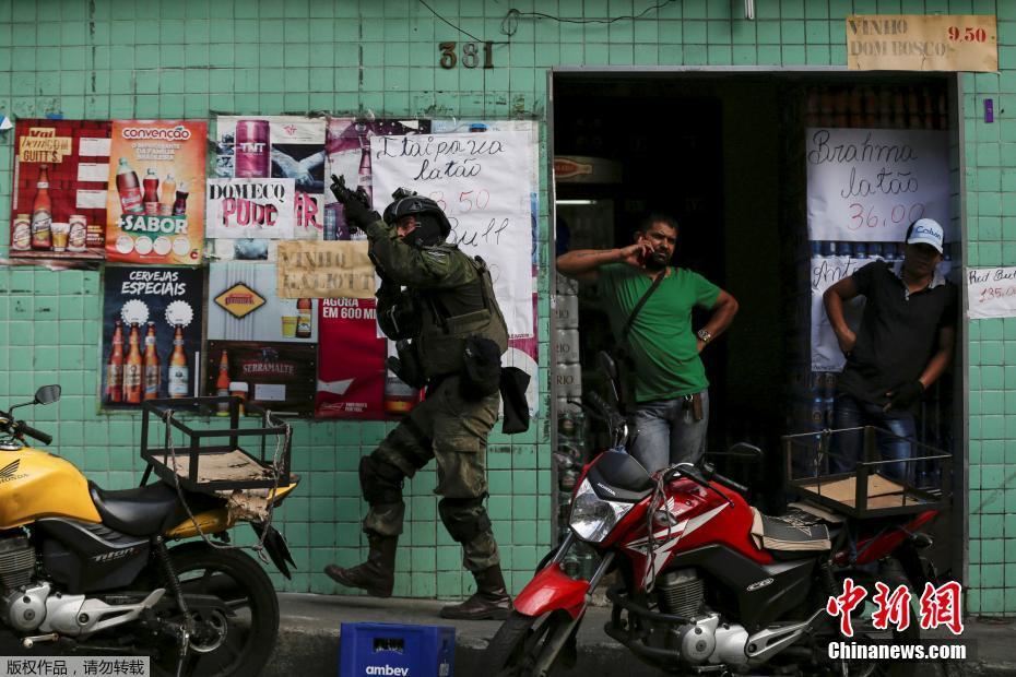 Brasil continua repressão às drogas na maior favela do Rio