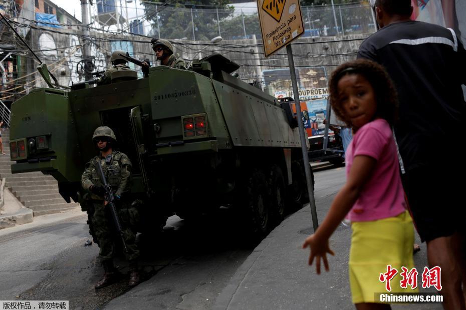 Brasil continua repressão às drogas na maior favela do Rio