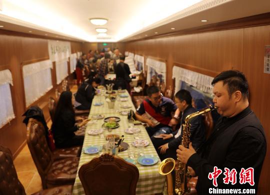 Cidade no nordeste da China transforma trem antigo em restaurante
