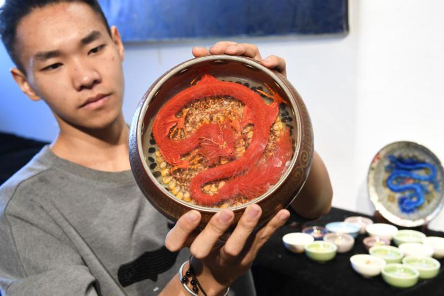 Artista chinês autodidata cria pinturas em resina
