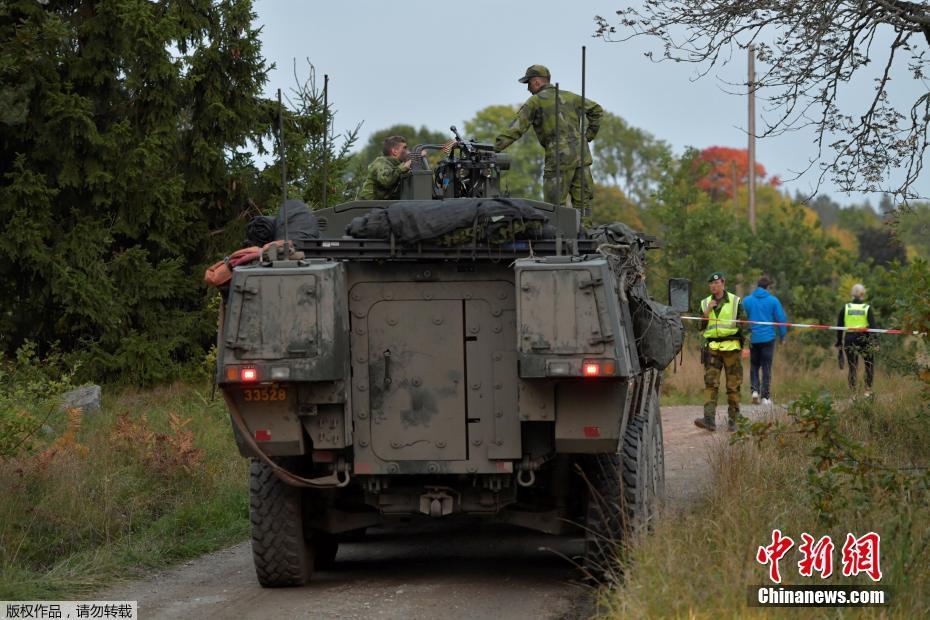 Tanque em exercício militar embate em trem na Suécia