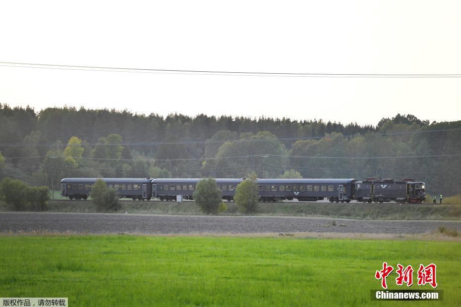 Tanque em exercício militar embate em trem na Suécia