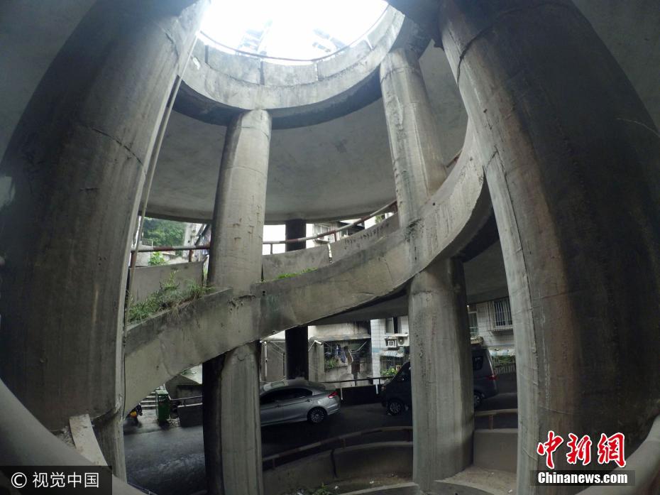 Insólito: Parque de estacionamento em espiral em Chongqing
