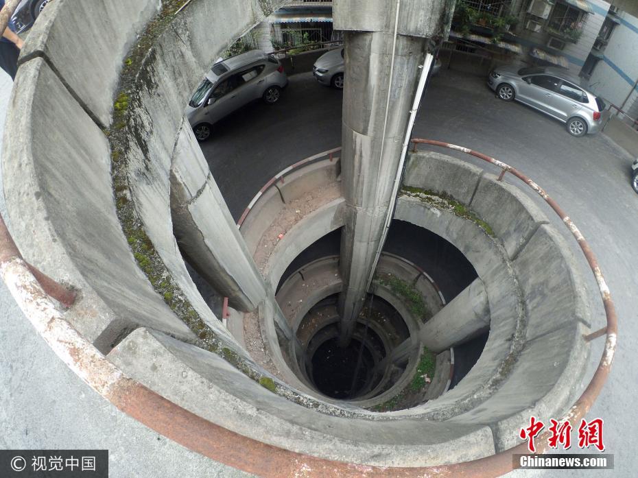 Insólito: Parque de estacionamento em espiral em Chongqing