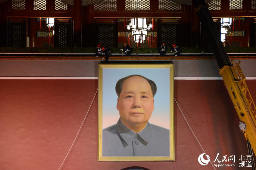 Novo retrato de Mao Zedong colocado na Praça Tiananmen para celebrar Dia Nacional