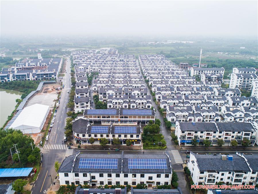 Sistema de energia fotovoltaica na aldeia Beitang, no leste da China