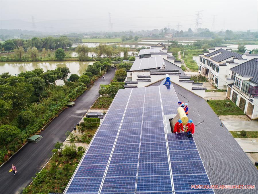 Sistema de energia fotovoltaica na aldeia Beitang, no leste da China