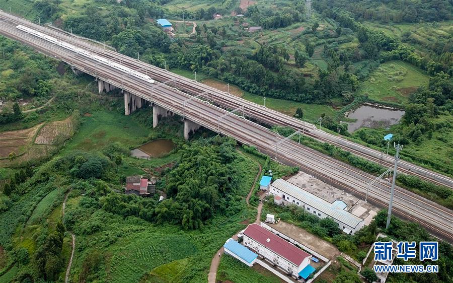 China inaugura ferrovia Lanzhou-Chongqing
